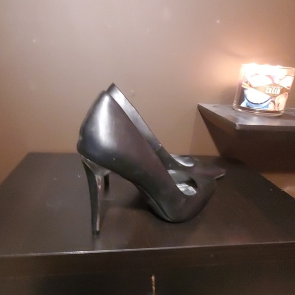 Jennifer Lopez black heels - Picture 2 of 5